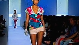 海角大神与姐姐的秘密时间线：从礼物到亲密互动的全记录